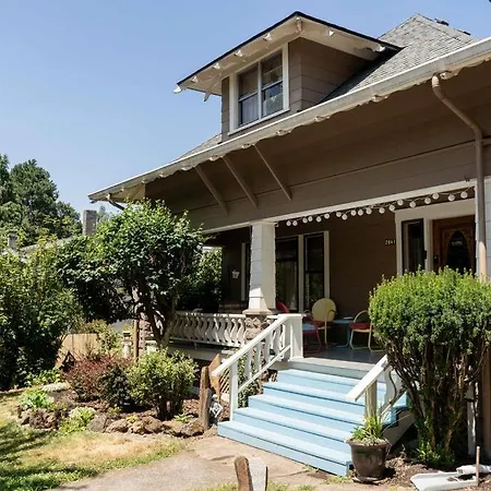 Southeast Portland Comfy & Eclectic Craftsman Home Exterior foto